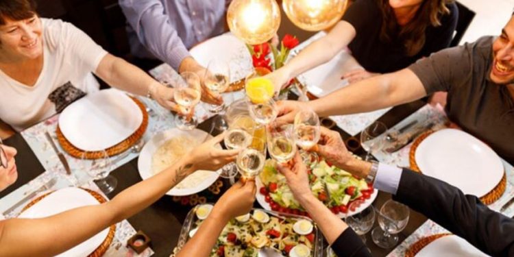 Mos u bë mysafir i keq në festёn e fundvitit: Rregullat e thjeshta që shumë po i harrojnë