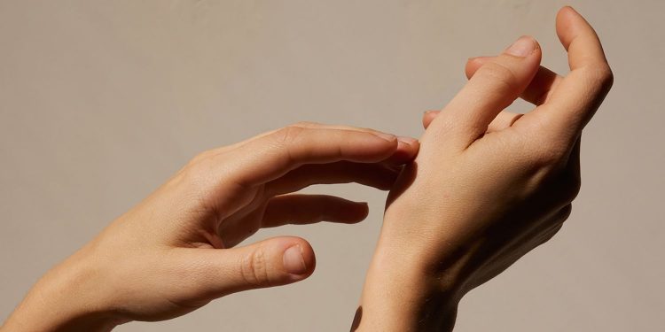 Rreziku i fshehur pas mpirjes së duarve – dhe si të mbroni nervat në kohë