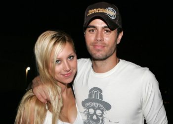 Anna Kournikova dhe Enrique Iglesias mirëpresin fëmijën e tyre të katërt, ish-tenistja publikon foton e të porsalindurit