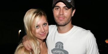 Anna Kournikova dhe Enrique Iglesias mirëpresin fëmijën e tyre të katërt, ish-tenistja publikon foton e të porsalindurit