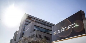 200 arrestime në 9 vende: Europoli zbulon si u rekrutuan fëmijët online për t’i përdorur si vrasës me pagesë