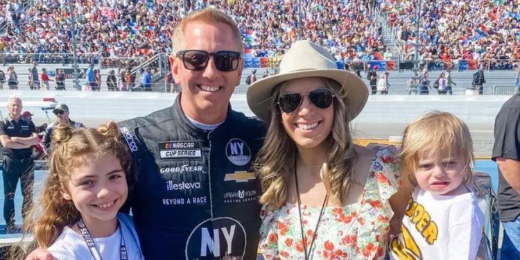 Tragjedi ajrore në SHBA: ish-piloti i NASCAR dhe familja e tij humbasin jetën pas rrëzimit të avionit