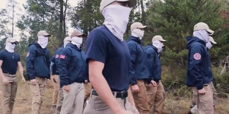 CNN zbulon bazën e fshehtë të një grupi supremacist në Tennessee