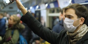 “Supergripi” alarmon Britaninë — ekspertët kërkojnë maska dhe vaksinim urgjent