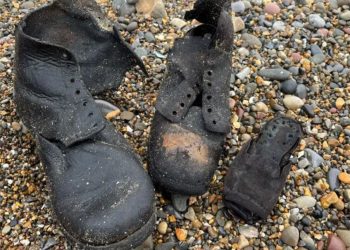 Mister në brigjet e Uellsit: Qindra këpucë viktoriane dalin papritur në plazh