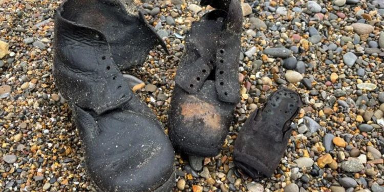 Mister në brigjet e Uellsit: Qindra këpucë viktoriane dalin papritur në plazh