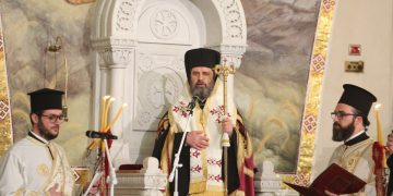 Kryepiskopi Joani uron besimtarët për Krishtlindje: “Bota ka më shumë se kurrë nevojë për dritën e Krishtit”