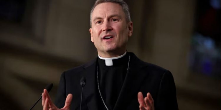 Papa Leo emëron një kryepeshkop pro emigrantëve në Nju Jork, sinjal për qëndrim më të fortë të Kishës ndaj Trump