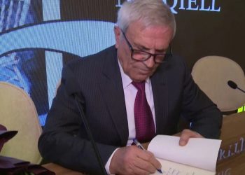 Pena e qetësisë pas zhurmës së politikës sjell “Asnjë trokitje në qiell” nga Namik Dokle