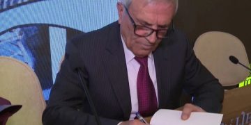 Pena e qetësisë pas zhurmës së politikës sjell “Asnjë trokitje në qiell” nga Namik Dokle