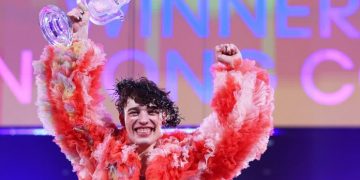 Fituesi i Eurovisionit, Nemo, do të kthejë trofeun në shenjë proteste ndaj pjesëmarrjes së Izraelit në vitin 2026