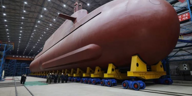 Koreja e Veriut publikon pamje të reja të nëndetëses së parë “me energji bërthamore”