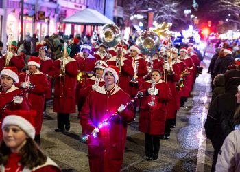 Makina përplaset me turmën gjatë një parade të Krishtlindjeve në Holandë, disa të plagosur