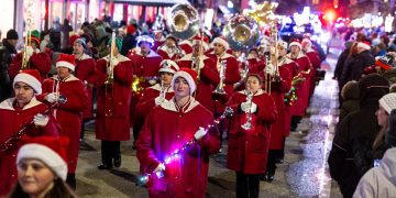 Makina përplaset me turmën gjatë një parade të Krishtlindjeve në Holandë, disa të plagosur