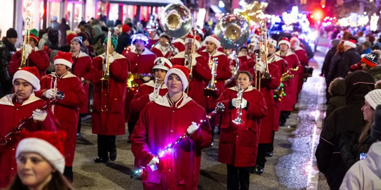 Makina përplaset me turmën gjatë një parade të Krishtlindjeve në Holandë, disa të plagosur