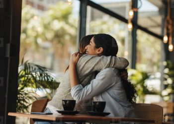 A është përqafimi çelësi për të krijuar miqësi të reja? Ja çfarë tregon një studim i ri