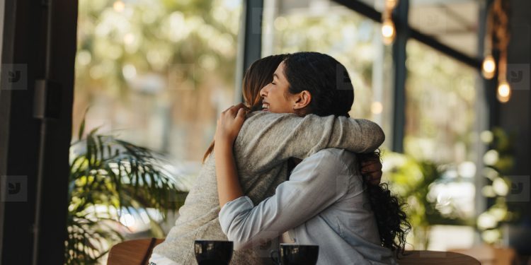 A është përqafimi çelësi për të krijuar miqësi të reja? Ja çfarë tregon një studim i ri