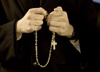 Ish-prifti që “shpëtonte shpirtra” dënohet me 13 vite burg për torturimin e një vajze 13-vjeçare