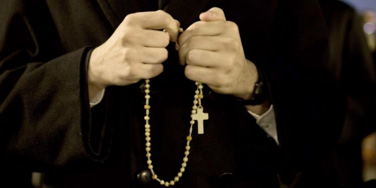 Ish-prifti që “shpëtonte shpirtra” dënohet me 13 vite burg për torturimin e një vajze 13-vjeçare