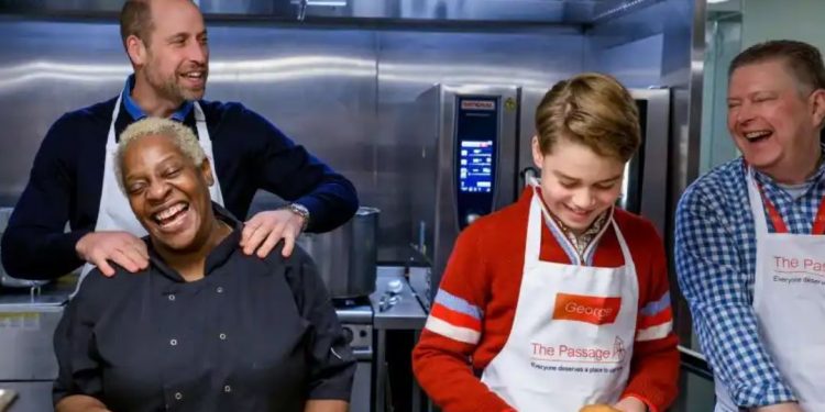 Princi William nderon trashëgiminë e Diana-s: përgatit darkën e Krishtlindjes për të pastrehët bashkë me princin George