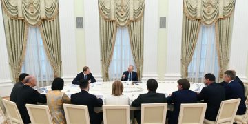 Të pasur, por pa zë: si i ka mbajtur Vladimir Putin miliarderët rusë në anën e tij gjatë luftës