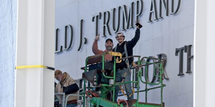 Koncerti tradicional i Krishtlindjes u anulua pas vendimit për shtimin e emrit të Trump në Qendrën Kennedy