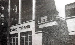 A e dini se kur “Ju foli Tirana”? Nostalgji dhe emocion përmes valëve të Radio Tiranës
