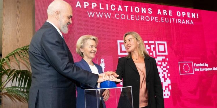 Arrestimi i Federica Mogherinit trondit Brukselin — jehona prek edhe Shqipërinë, mes lidhjeve politike dhe zgjerimit të Kolegjit të Evropës në Tiranë