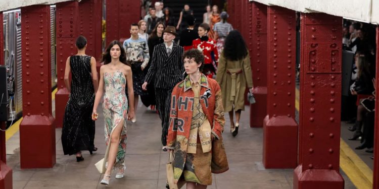 Moda zbret në metro: Chanel magjeps Nju Jorkun me një shfaqje të papritur