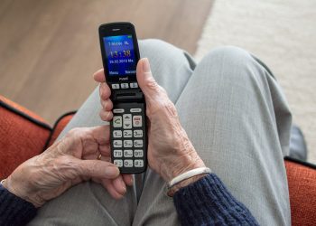 Plakja në epokën digjitale: a po i përjashtojmë të moshuarit?