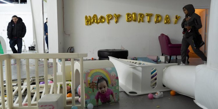 Katër të vrarë dhe 11 të plagosur në festën e ditëlindjes së një fëmije – autori ende i lirë