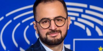 “Avokati i Popullit” si trup pa seks dhe gjini