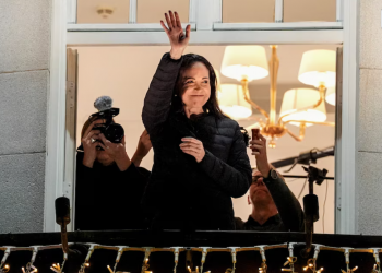 Maria Corina Machado mbërrin në Oslo dhe përshëndet mbështetësit — feston çmimin Nobel për Paqen edhe pse mungoi në ceremoni