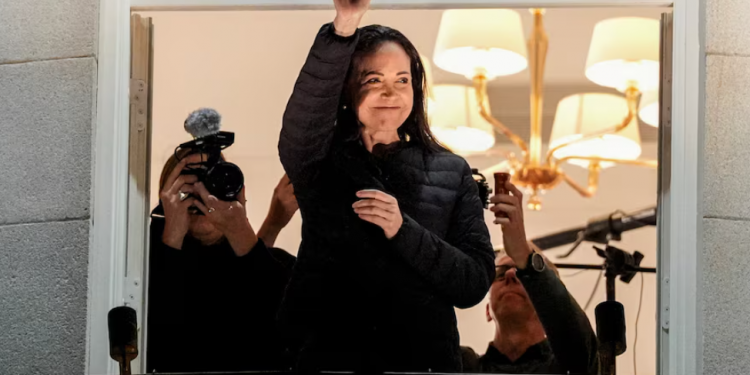 Maria Corina Machado mbërrin në Oslo dhe përshëndet mbështetësit — feston çmimin Nobel për Paqen edhe pse mungoi në ceremoni