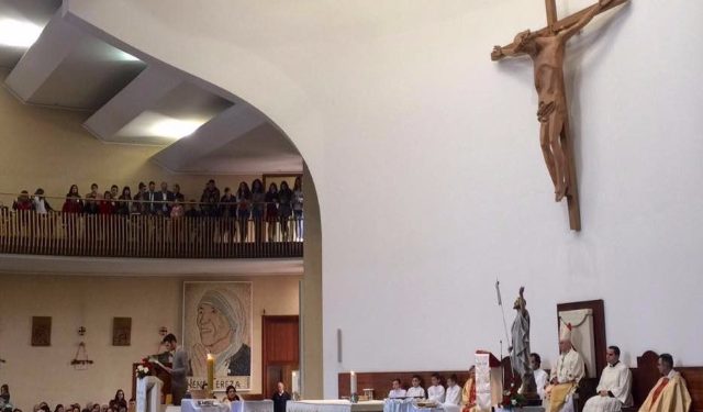 Kisha Katolike në Shqipëri përcjell urimin e Krishtlindjes: një thirrje për paqe, shpresë dhe afrim njerëzor