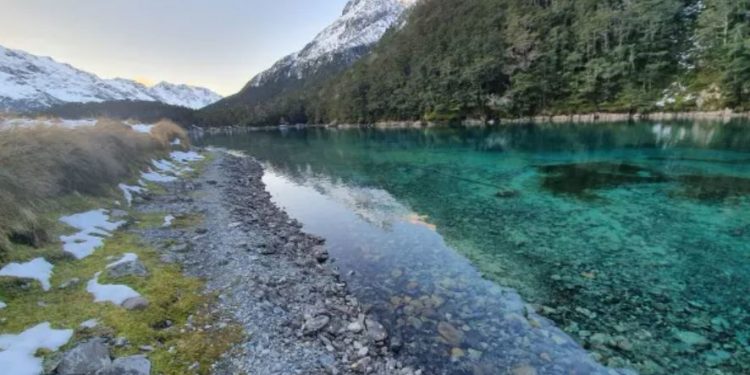 Një pikë e vetme uji mund ta shkatërrojë liqenin më të pastër në botë