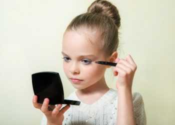 Fëmijëri me shkëlqim apo fëmijëri e lirë? Dilema e grimit te vajzat