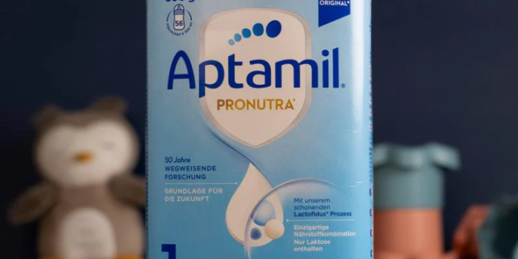 Alarmi për qumështin e bebeve: Aptamil 1, më i përdoruri nga nënat shqiptare, tërhiqet nga tregu dhe shton pasigurinë