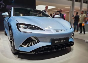 BYD lë pas Teslën dhe bëhet shitësi më i madh i automjeteve elektrike në botë