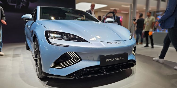 BYD lë pas Teslën dhe bëhet shitësi më i madh i automjeteve elektrike në botë