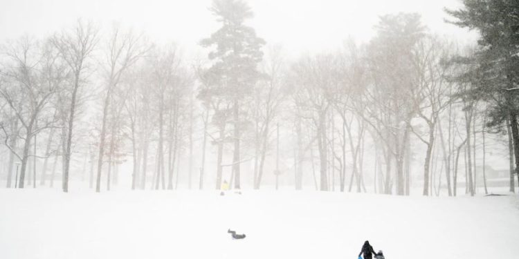 I ftohti ekstrem paralizon SHBA-në: stuhia e borёs dhe akulli lënë miliona njerëz pa energji dhe bllokojnë transportin