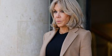 Drejtёsia franceze mbron feminitetin e Brigitte Macron / Dënon 10 persona për ngacmimin e saj online