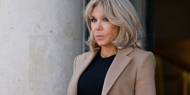 Drejtёsia franceze mbron feminitetin e Brigitte Macron / Dënon 10 persona për ngacmimin e saj online