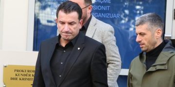 Drejtësia korrigjon urdhrin politik: Alban Dokushi rikthehet në detyrë menjëherë nga Gjykata Administrative