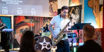 33 orë pa ndalur me saksofon në dorë – muzikanti portugez thyen rekordin botëror në Madeira
