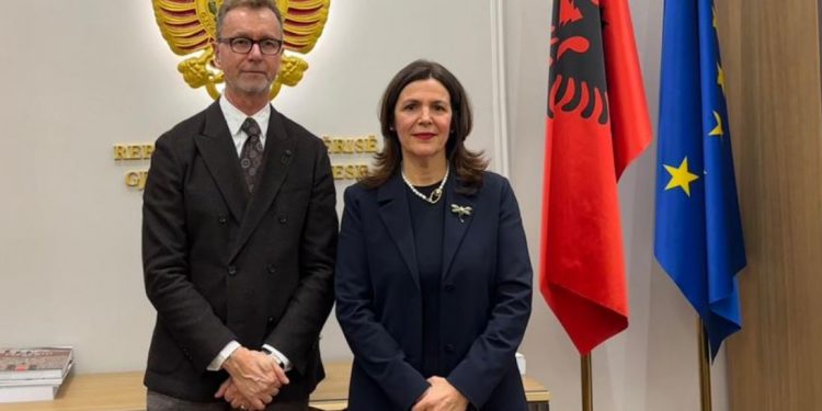 Takim kortezie apo sinjal në prag të vendimit për Ballukun? Gonzato në Gjykatën Kushtetuese