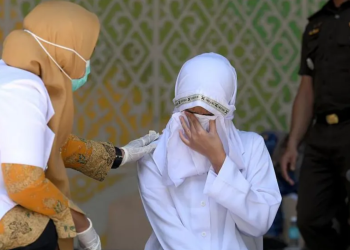 Dënim publik ekstrem në Indonezi: çiftit i jepen 140 goditje me bastun për seks jashtë martesës dhe alkool