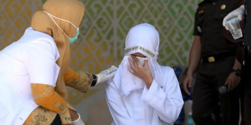 Dënim publik ekstrem në Indonezi: çiftit i jepen 140 goditje me bastun për seks jashtë martesës dhe alkool