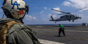 Anije lufte dhe avionë luftarakë: çfarë është “armada gjigante” që Trump po dërgon drejt Iranit