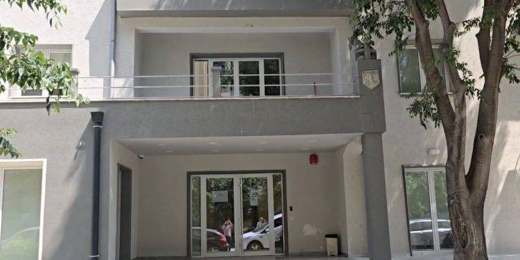 “Shkrihet” Kadastra e Vlorës: urdhër për zhvendosjen në Tiranë, punonjësit në revoltë dhe qyteti drejt boshatisjes institucionale